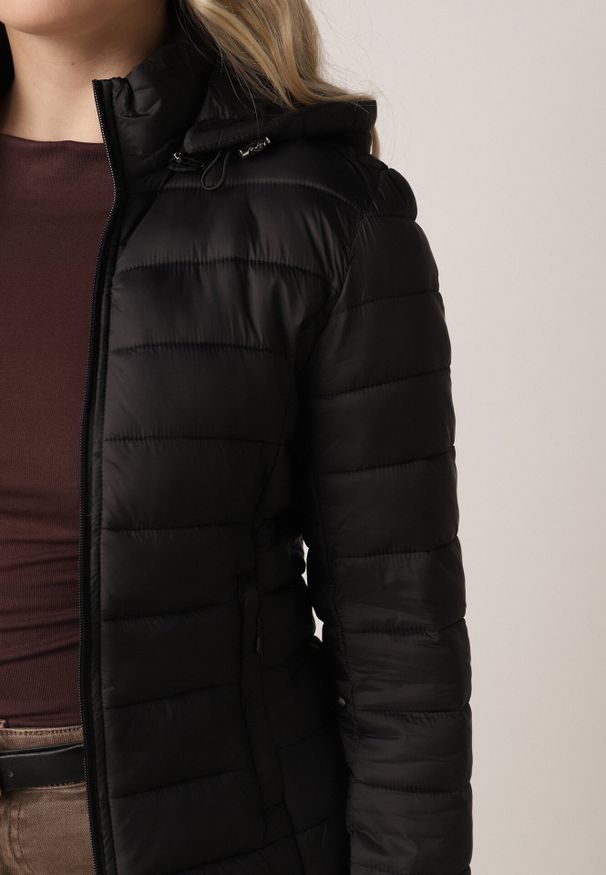 Born2be - Czarna Taliowana Przejściowa Kurtka Pikowana z Odpinanym Kapturem Zinnorae. Okazja: na co dzień. Kolor: czarny. Materiał: nylon, jeans. Styl: casual