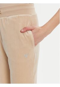 Guess Spodnie dresowe V3BB27 K0232 Beżowy Regular Fit. Kolor: beżowy. Materiał: syntetyk