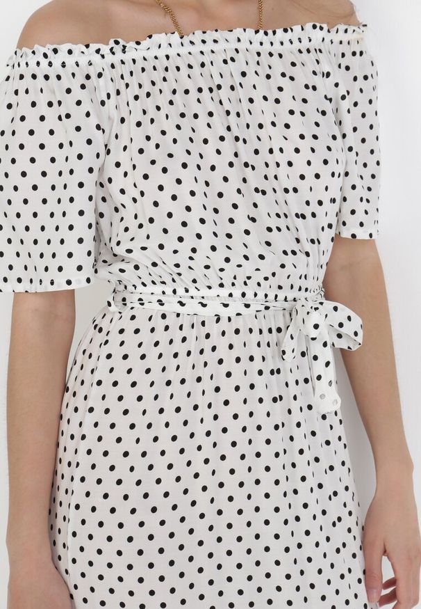 Born2be - Biała Sukienka Paphophi. Kolor: biały. Materiał: wiskoza, tkanina, materiał. Długość rękawa: krótki rękaw. Wzór: kropki. Długość: midi