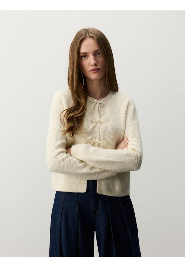 Reserved - Kardigan z kokardami - kremowy. Typ kołnierza: kokarda. Kolor: kremowy. Materiał: wełna, dzianina