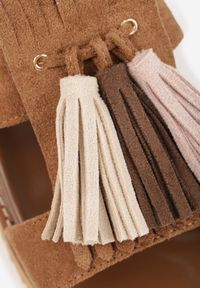 Renee - Brązowe Sandały VICES z Frędzlami w Stylu Boho Wind. Okazja: na spacer. Zapięcie: sprzączka. Kolor: brązowy. Materiał: jeans, len. Styl: boho #6