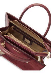 Kazar - Bordowa torebka z łączonych skór ozdobiona złotą zawieszką. Kolor: czerwony. Wzór: aplikacja. Materiał: zamszowe, skórzane. Styl: elegancki #4