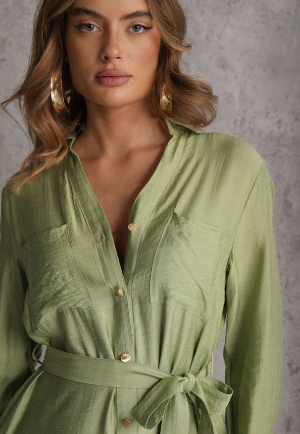 Renee - Zielona Sukienka z Wiskozą o Koszulowym Kroju z Wiązanym Paskiem Rissanni. Kolor: zielony. Materiał: wiskoza. Typ sukienki: koszulowe. Styl: elegancki, klasyczny