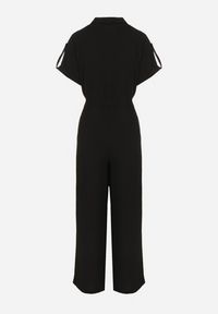 Born2be - Czarny Kombinezon o Koszulowym Kroju z Krótkim Rękawem i Wiązaniem w Talii Mareriela. Kolor: czarny. Długość rękawa: krótki rękaw. Długość: krótkie. Sezon: wiosna, lato #5