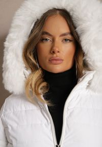 Renee - Biała Kurtka z Pikowanymi Przeszyciami i Odpinanym Kapturem Mocno Ocieplana Heticea. Kolor: biały. Materiał: jeans, futro, dzianina. Długość rękawa: długi rękaw. Długość: długie. Sezon: zima. Styl: klasyczny, elegancki #3