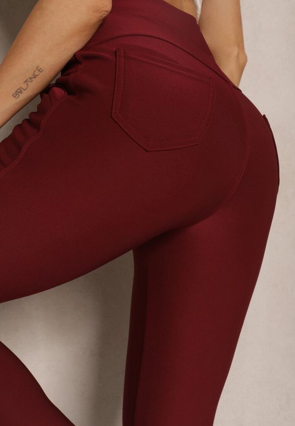 Renee - Bordowe Spodnie o Fasonie Skinny z Gumką w Pasie i Kieszeniami Rizeena. Okazja: na co dzień. Kolor: czerwony. Styl: elegancki, casual