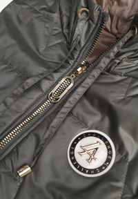 Born2be - Zielona Pikowana Kamizelka o Długim Kroju z Nieodpinanym Kapturem i Aplikacją Koretes. Okazja: na co dzień. Kolor: zielony. Materiał: prążkowany, poliester. Długość: długie. Wzór: aplikacja. Styl: casual #3