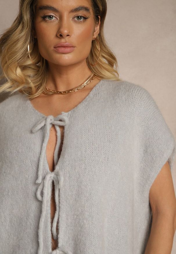 Renee - Jasnoszara Narzutka Kamizelka Wiązana z Przodu z Domieszką Moheru Vikelira. Okazja: na co dzień. Kolor: szary. Materiał: moher. Styl: elegancki, casual
