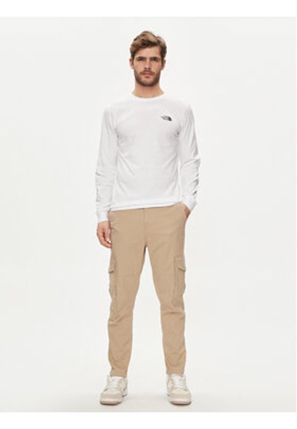The North Face Longsleeve Redbox NF0A87NN Biały Regular Fit. Kolor: biały. Materiał: bawełna. Długość rękawa: długi rękaw