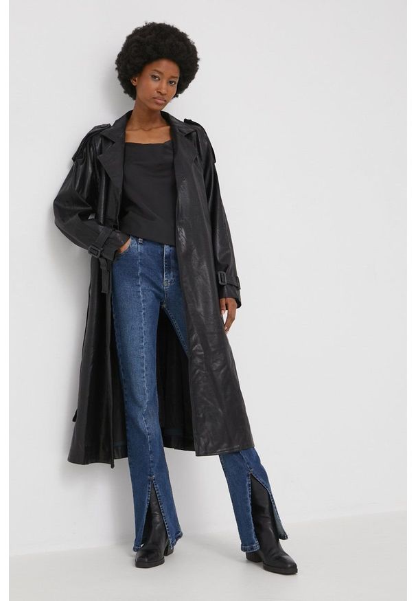 Answear Lab płaszcz damski kolor czarny przejściowy oversize. Kolor: czarny. Długość rękawa: raglanowy rękaw. Styl: wakacyjny