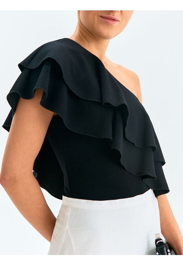 Sinsay - Body na jedno ramię z falbanami i domieszką wiskozy - czarny. Kolor: czarny. Materiał: wiskoza