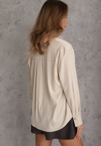 Renee - Jasnobeżowa Satynowa Koszula z Metalicznymi Guzikami w Eleganckim Stylu Lagulea. Kolor: beżowy. Materiał: satyna. Długość rękawa: długi rękaw. Długość: długie. Styl: elegancki #5