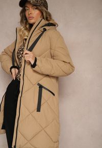 Renee - Beżowa Pikowana Kurtka z Przeszyciem w Kratę Kapturem i Kieszeniami Zenetta. Typ kołnierza: kaptur. Kolor: beżowy. Materiał: jeans. Długość: długie. Styl: elegancki, klasyczny, sportowy