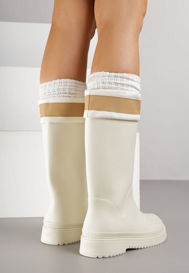 Born2be - Białe Kalosze ze Ściąganą Cholewką i Napisem Oveslia. Okazja: na co dzień. Kolor: biały. Materiał: jeans. Szerokość cholewki: normalna. Wzór: napisy. Sezon: wiosna. Styl: casual, klasyczny