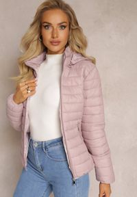 Renee - Różowa Pikowana Kurtka z Odpinanym Kapturem Sissata. Kolor: różowy. Wzór: aplikacja. Sezon: jesień, wiosna. Styl: elegancki #4
