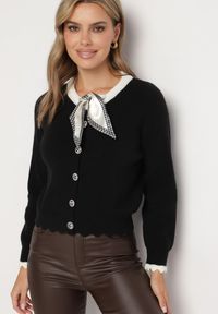 Born2be - Czarny Kardigan z Wiskozą w Stylu Retro Zdobiony Wiązaniem i Eleganckimi Guzikami Selimi. Okazja: na co dzień. Typ kołnierza: kołnierz z falbankami. Kolor: czarny. Materiał: wiskoza. Wzór: aplikacja. Styl: retro, elegancki #4