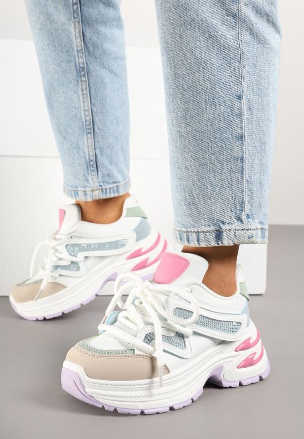 Renee - Biało-Różowe Sneakersy na Platformie z Grubymi Sznurówkami Kilanne. Okazja: na co dzień. Kolor: biały. Materiał: skóra, jeans. Obcas: na platformie