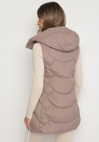 Born2be - Ciemnobeżowa Kamizelka z Odpinanym Kapturem Ozdobiona Pikowaniem Tulira. Okazja: na co dzień. Kolor: beżowy. Materiał: jeans. Wzór: aplikacja. Styl: klasyczny, casual, elegancki #2