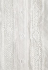 Renee - Biała Koszula ze Stójką i Koronką Phaeninca. Okazja: na co dzień. Typ kołnierza: kołnierzyk stójkowy. Kolor: biały. Materiał: koronka. Wzór: koronka. Styl: casual, elegancki #10