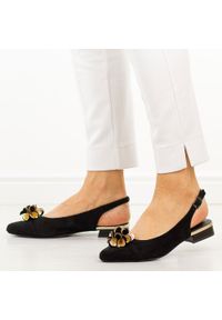 Czarne czółenka damskie M.Daszyński Sa201a-4. Okazja: na co dzień, na imprezę. Kolor: czarny. Materiał: zamsz. Wzór: aplikacja, kwiaty. Sezon: wiosna, lato. Obcas: na obcasie. Styl: casual, elegancki, klasyczny, wizytowy. Wysokość obcasa: niski #1