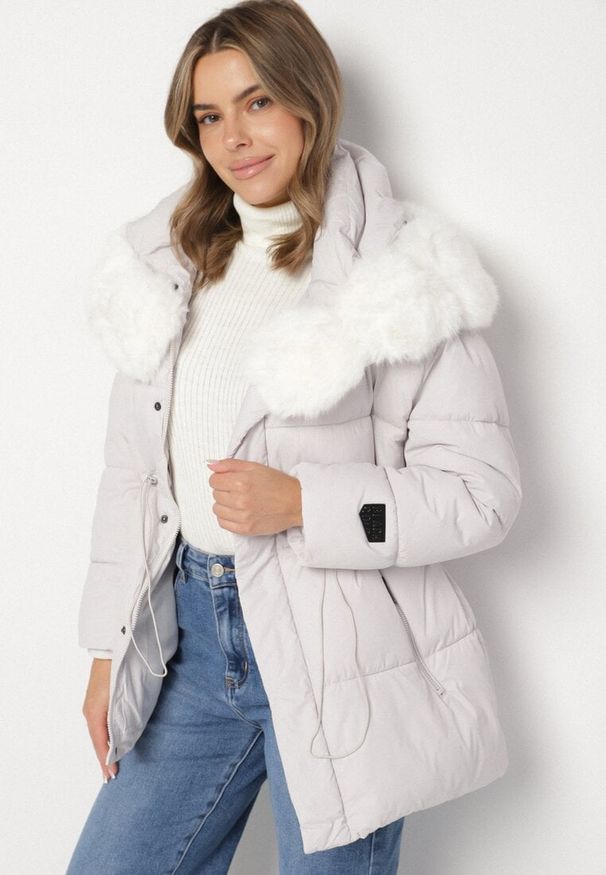 Born2be - Biała Kurtka z Pikowanymi Przeszyciami i Kapturem z Futerkiem Galiadia. Okazja: na spacer, na co dzień. Kolor: biały. Materiał: futro. Styl: casual, klasyczny, sportowy