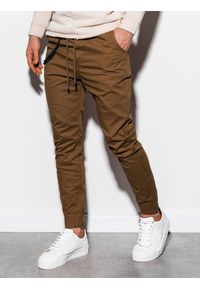 Ombre Clothing - Spodnie męskie joggery P908 - brązowe - XXL. Okazja: na co dzień. Kolor: brązowy. Materiał: elastan, bawełna. Wzór: aplikacja. Styl: casual, klasyczny #5