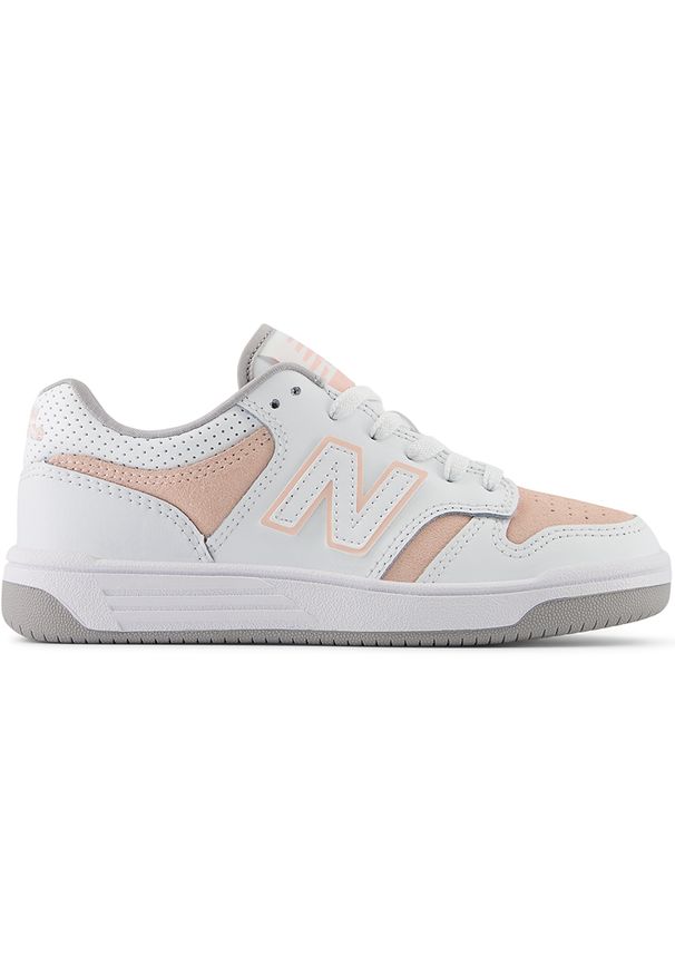 Buty dziecięce New Balance PSB480VP – białe. Okazja: na uczelnię, na co dzień. Kolor: biały. Materiał: skóra, syntetyk. Szerokość cholewki: normalna. Sport: turystyka piesza