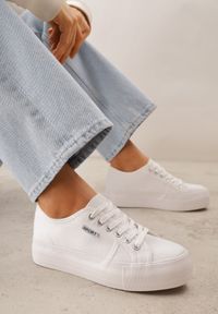 Renee - Białe Basicowe Trampki VICES w Minimalistycznym Stylu Riosanne. Okazja: na spacer. Kolor: biały. Materiał: jeans, satyna. Wzór: kwiaty. Styl: klasyczny #1