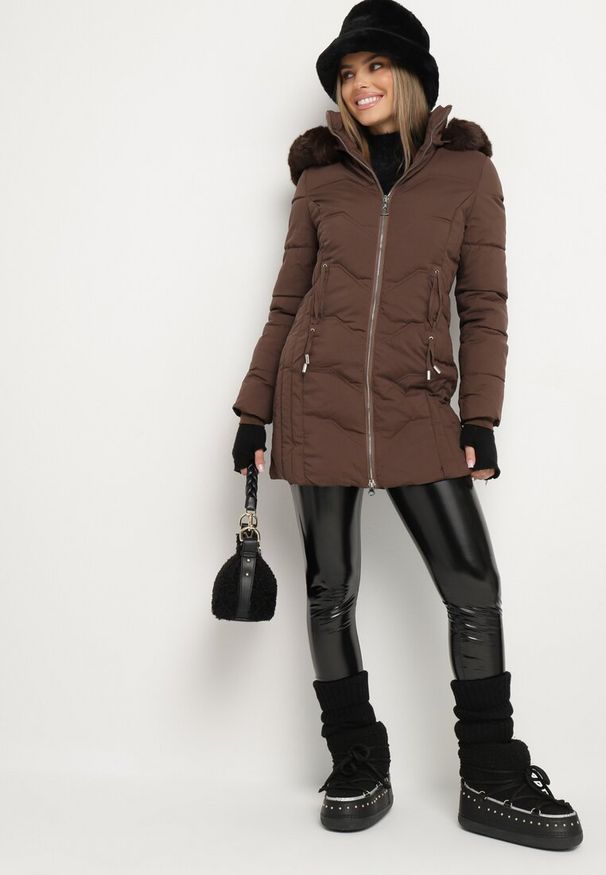 Born2be - Brązowa Kurtka Płaszcz z Pikowaniem i Futrzanym Kapturem Navimesa. Kolor: brązowy. Materiał: futro