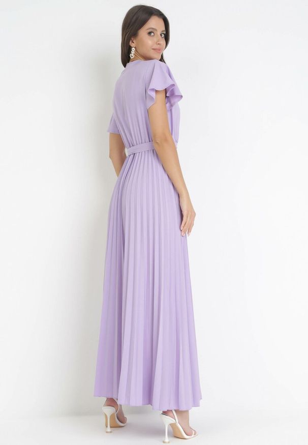 Born2be - Fioletowa Elegancka Sukienka Maxi w Plisy z Kopertowym Dekoltem i Wiązaniem Thessi. Kolor: fioletowy. Sezon: lato. Typ sukienki: kopertowe. Styl: elegancki. Długość: maxi