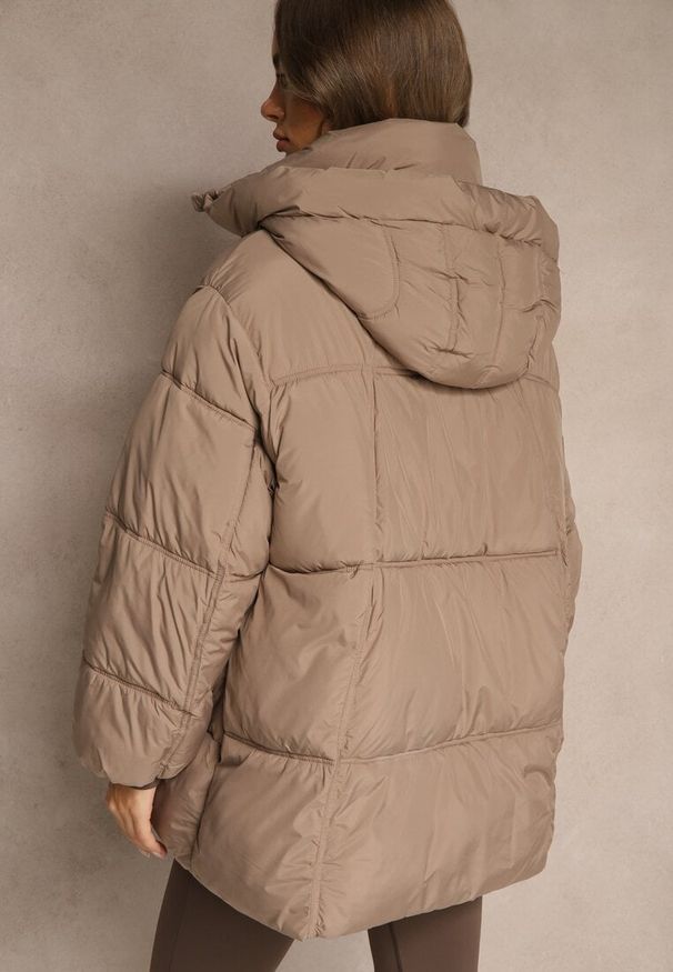 Renee - Ciemnobeżowa Kurtka Oversize z Pikowanymi Przeszyciami i Kapturem Galeana. Okazja: na co dzień. Kolor: beżowy. Materiał: jeans, dzianina, zamsz, poliester. Sezon: zima. Styl: casual, elegancki