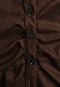 Born2be - Brązowa Koszulowa Sukienka z Imitacji Zamszu z Marszczeniem w Talii Eselea. Okazja: na co dzień. Typ kołnierza: kołnierzyk klasyczny, dekolt w serek. Kolor: brązowy. Materiał: zamsz. Typ sukienki: koszulowe. Styl: casual, elegancki, klasyczny #2