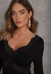 Renee - Czarna Wiskozowa Sukienka Wieczorowa z Falbanami Koronką i Wiązanym Trenem Lenivna. Okazja: na wesele, na ślub cywilny. Kolor: czarny. Materiał: wiskoza, koronka. Wzór: koronka. Styl: wizytowy #8