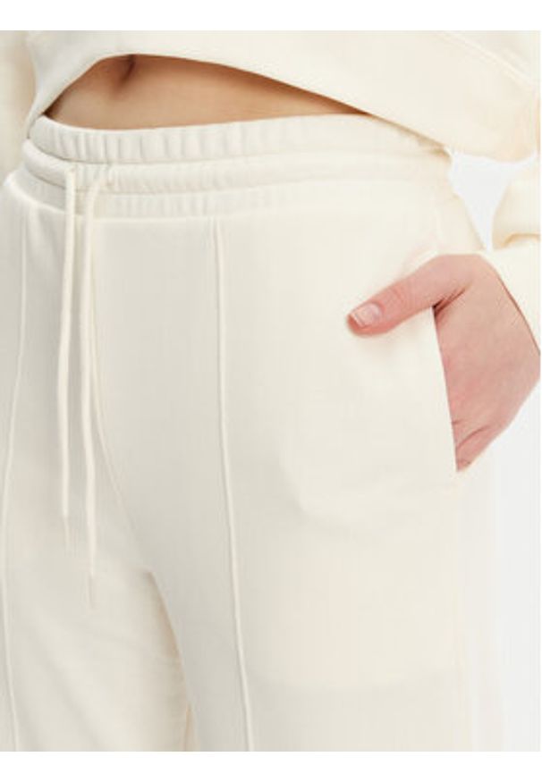 Converse Spodnie dresowe 10028418-A01 Écru Wide Leg. Materiał: bawełna