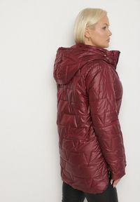 Born2be - Czerwona Pikowana Kurtka z Kapturem w Klasycznym Stylu Mallissa. Okazja: na spacer. Typ kołnierza: kaptur. Kolekcja: plus size. Kolor: czerwony. Materiał: jeans. Wzór: aplikacja. Styl: klasyczny