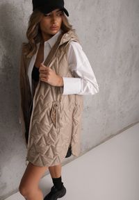 Renee - Brązowa Długa Kamizelka Pikowana z Nieodpinanym Kapturem Semaea. Kolor: brązowy. Materiał: prążkowany, jeans. Długość: długie. Styl: street #1