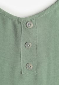 Born2be - Jasnozielony Top na Szerokich Ramiączkach Zdobiony Guzikami Jenadorea. Okazja: na co dzień. Kolor: zielony. Materiał: jeans. Długość rękawa: na ramiączkach. Wzór: aplikacja. Sezon: lato. Styl: casual #5