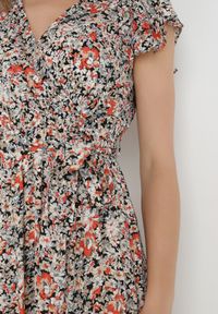 Born2be - Czarno-Biała Sukienka Rhenosyne. Okazja: na co dzień. Kolor: biały. Materiał: materiał. Wzór: kolorowy, kwiaty. Sezon: lato. Typ sukienki: kopertowe, rozkloszowane. Styl: casual. Długość: maxi #4