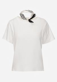 Renee - Biały T-shirt z Bawełny Ozdobiony Apaszką z Satyny Willow. Okazja: na co dzień. Kolor: biały. Materiał: satyna, bawełna. Długość rękawa: krótki rękaw. Długość: krótkie. Wzór: aplikacja. Styl: casual, elegancki #7