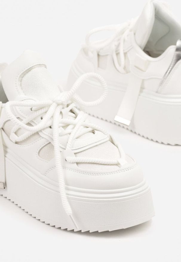 Renee - Białe Sneakersy na Platformie Ozdobione Sznurowaniem Vilvia. Okazja: na co dzień. Kolor: biały. Materiał: jeans. Wzór: aplikacja. Obcas: na platformie