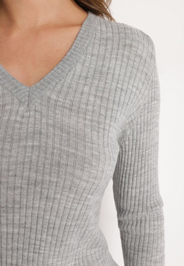 Born2be - Szary Sweter z Trójkątnym Dekoltem z Prążkowanej Dzianiny Derige. Okazja: na co dzień. Kolor: szary. Materiał: prążkowany, dzianina. Styl: casual