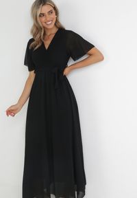 Born2be - Czarna Kopertowa Sukienka z Gumką w Pasie i Plisowaną Górą Davitri. Kolor: czarny. Materiał: materiał. Długość rękawa: krótki rękaw. Typ sukienki: kopertowe. Długość: maxi #2