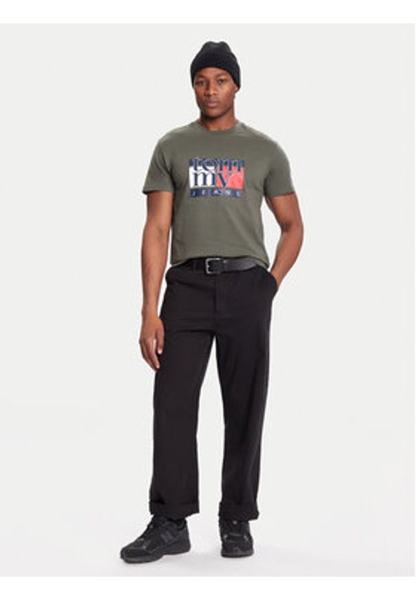 Tommy Jeans T-Shirt DM0DM21977 Khaki Regular Fit. Kolor: brązowy. Materiał: bawełna
