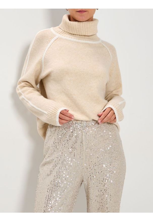 Sinsay - Golf z przeszyciami - kremowy. Typ kołnierza: golf. Kolor: kremowy