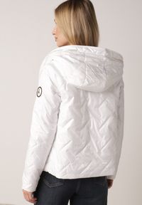 Born2be - Biała Kurtka Pikowana z Nieodpinanym Kapturem i Aplikacją na Rękawie Endora. Okazja: na spacer, na co dzień. Kolor: biały. Materiał: poliester, jeans. Wzór: aplikacja. Styl: casual, elegancki #8