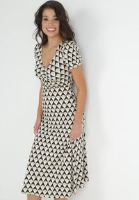 Born2be - Beżowa Sukienka Taliowana z Marszczeniem w Geometryczny Wzór Garnette. Kolor: beżowy. Wzór: geometria. Styl: elegancki #4