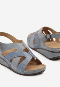 Renee - Niebieskie Sandały Vices z Ozdobnym Tłoczeniem na Paskach Ovisira. Okazja: na co dzień. Zapięcie: pasek. Kolor: niebieski. Materiał: jeans. Obcas: na obcasie. Styl: elegancki, klasyczny, casual. Wysokość obcasa: średni #4