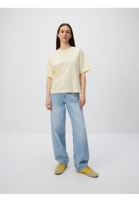 Reserved - T-shirt z biżuteryjnymi aplikacjami - jasnożółty. Kolor: żółty. Materiał: dzianina, bawełna. Wzór: aplikacja