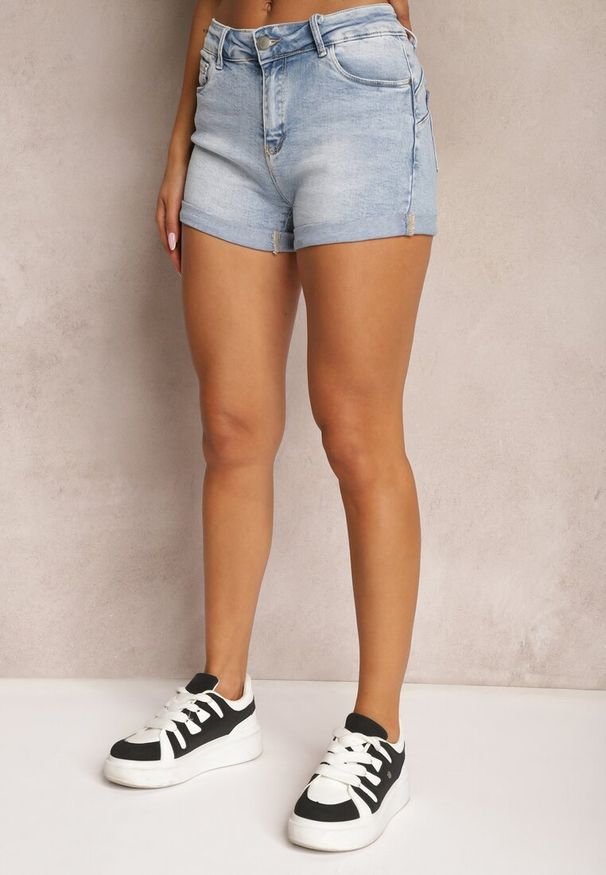 Renee - Niebieskie Denimowe Szorty z Bawełny High Waist z Efektem Push-Up Zoebe. Okazja: na imprezę, na co dzień. Stan: podwyższony. Kolor: niebieski. Materiał: bawełna. Sezon: lato. Styl: casual, elegancki