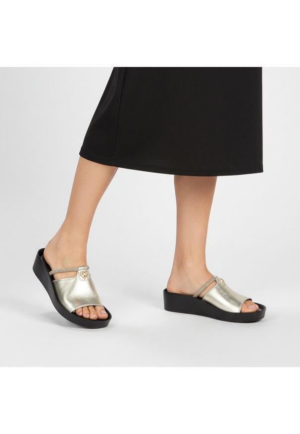 S.Barski - Klapki damskie S. Barski, na platformie ze skóry naturalnej z ozdobą eleganckie, złote, KV51-034. Okazja: na spacer. Kolor: złoty. Materiał: skóra. Wzór: aplikacja. Sezon: lato. Obcas: na platformie. Styl: elegancki